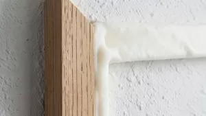 ile cm pianki przy montażu drzwi