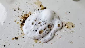 Pianka do golenia na tłuste plamy na ścianie