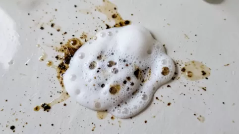 Pianka do golenia na tłuste plamy na ścianie