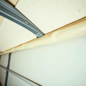 Pianka do ocieplenia drzwi garażowych